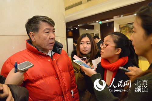 郑晓龙接受记者采访。人民网尹星云 摄