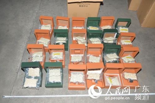 警方缴获的一箱包装箱所含毒品数。来源：广东省公安厅