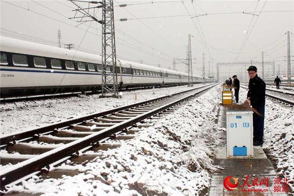 武汉铁路局武汉动车段成立了4组除雪打冰小分队，全天候对全段各类露天设备、道岔、咽喉区段等重点位置进行除雪打冰，确保动车组检修秩序。（罗兴富 摄）