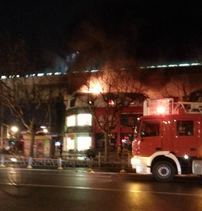 宝山路地铁站附近店铺突发大火