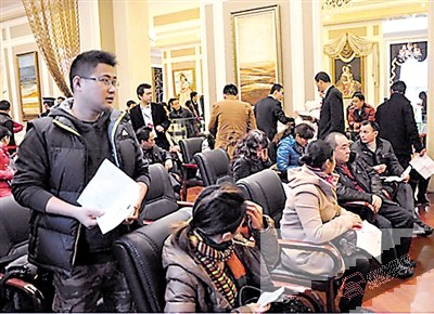 近日,新城区一楼盘加推火爆场景。