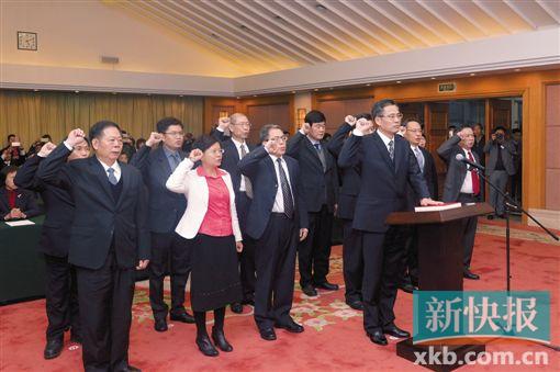 ■何忠友、蓝佛安等新任命的部分国家工作人员,集体向宪法宣誓。新快报记者 宁彪/摄