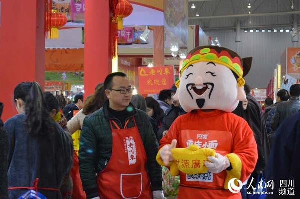 图为四川年货节上正迎客的“财神”。周栩如 摄