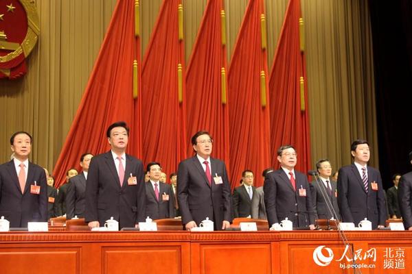 领导唱国歌。人民网 赵青摄