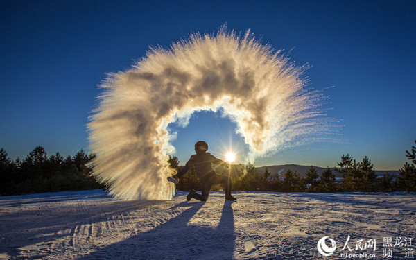 加格达奇“泼水成冰”奇观。江绪鹏 摄