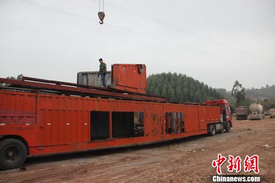 广西钦州35米长非法改装巨无霸被拆解|交警