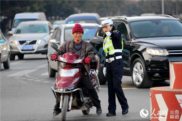 昆明美女交警:北京路钢管岗的五朵金花【美女女子视频高清图片