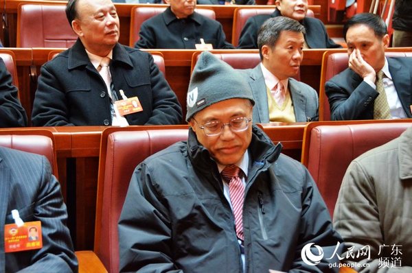 广东省政协委员马鼎盛参加政协开幕大会，听取工作报告。林龙勇 摄