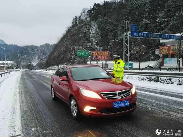 交警提醒驾驶员减速慢行，注意观察，确保安全 供图