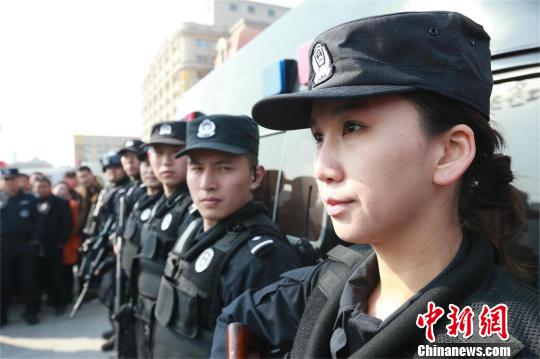武汉铁路公安部署警力保春运 美女特警抢眼