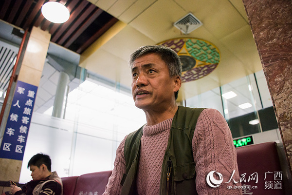 49岁的杨文先年轻时参过军，是春节返乡大军的逆行者，春节要去广州摆摊买首饰，过完年才能回家。家里3个孩子上学的开支，他得承担。