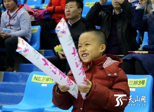 现场的小观众加起油来也是拼尽全力。