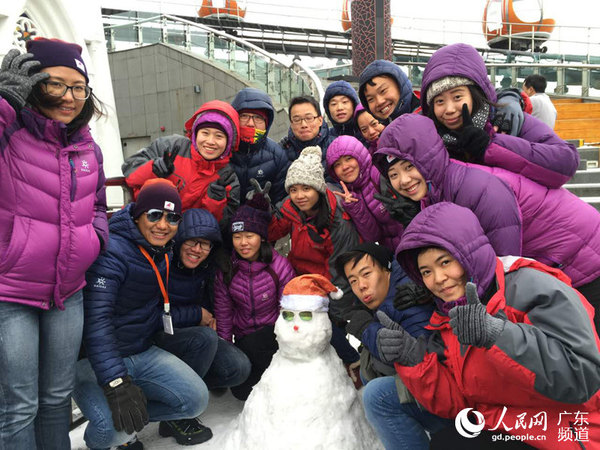 广州塔的员工们兴奋地堆起了雪人。广州塔 供图