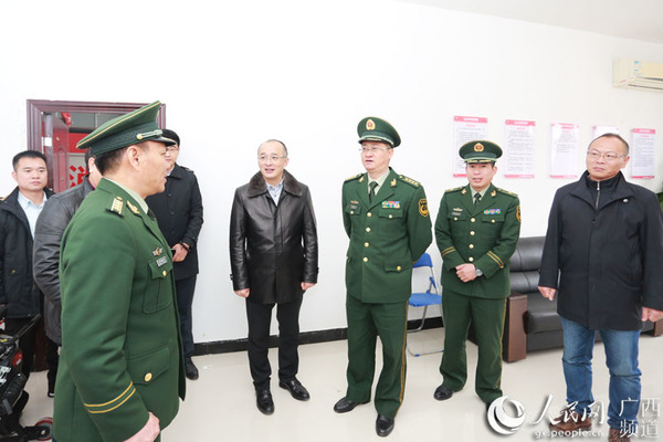 广西公安消防总队总队长李伟民等领导在华南城企业专职消防站内听取汇报（南宁消防支队供图）