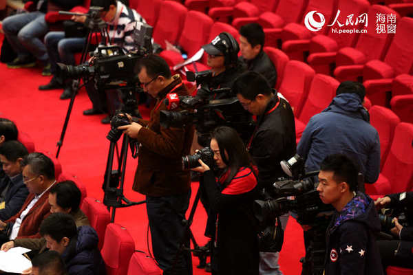媒体在多两会角度报道“两会”