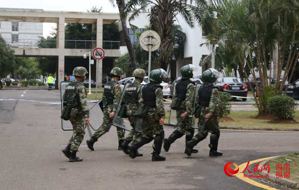 图为海南省政协会议开幕前，武警特战队员正在维护会场周边的秩序