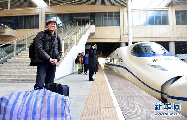 1月25日,朱传来等候乘坐济南西开往合肥南的G29次列车。