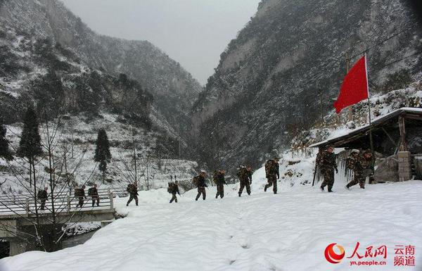 冒雪徒步前进。摄影：刘胜松