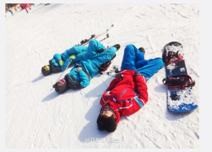 TFBOYS滑雪照曝光 3人悠闲躺雪地上(图)|照片
