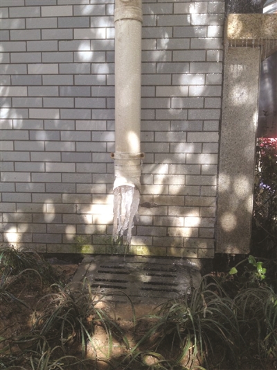 雨水排水管口冰冻堵塞 三楼住户的阳台地漏直