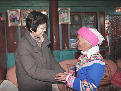 云南省峨山县双江街道宝山村委会摆依寨，徐科与彝族困难群众施平玉老人亲切交谈。