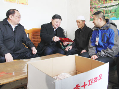 在新疆维吾尔自治区昌吉市回族困难群众白国栋家中，陈竺代表中国红十字会送上慰问物资和慰问金。