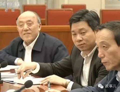 画面左侧为鲁冠球