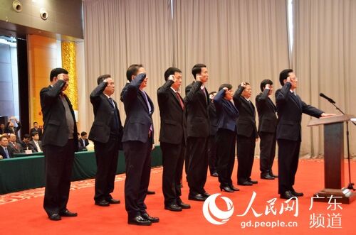 新当选国家工作人员向宪法宣誓。 林龙勇 摄