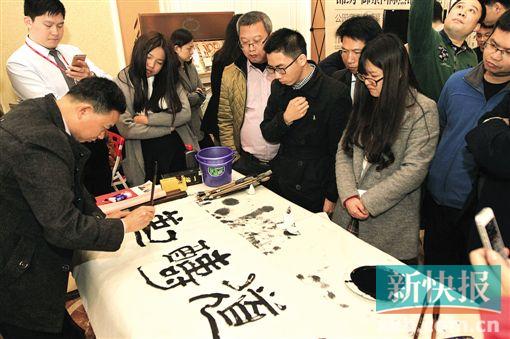 ■陈凯现场挥毫。