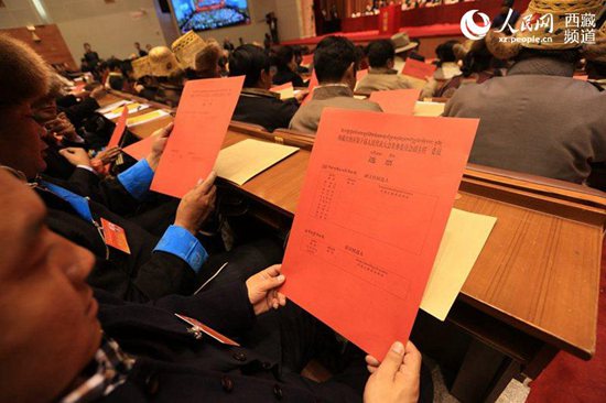 图为拿到选票的人大代表。 记者 琼达卓嘎 摄