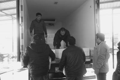 分装后的槐猪肉搬上冷链物流车。