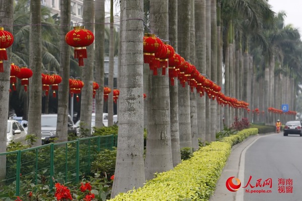 街上成串的大红灯笼