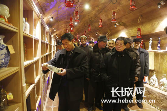 老干部参观国华影视基地酒窖。 长城网 席亚楠 摄