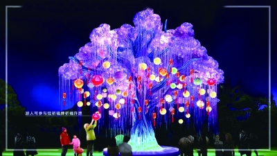 5万个废弃药瓶制成"孔雀开屏",近600张废旧光盘制成"年年有鱼".图片