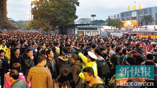 ■受广州火车站列车晚点影响,火车站广场目前有较多旅客聚集。新快报记者 宁彪/摄