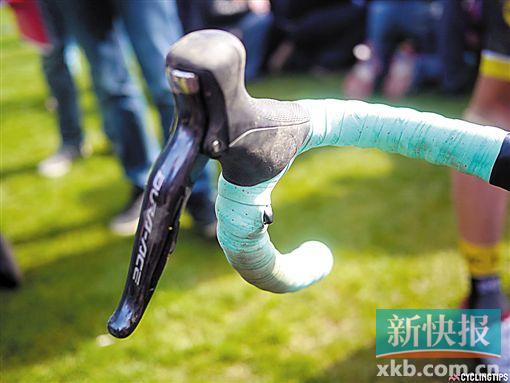 ■控制开关装在车把,在胶布掩护下不易暴露。