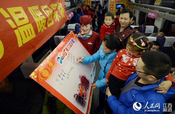 农民工动车组列车上，乘客们在留言板上写下新年祝福。