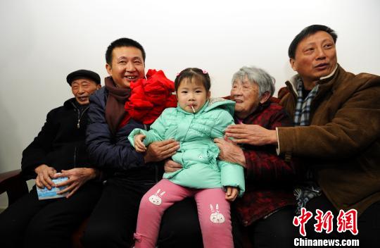 陈满与家人在一起。 安源 摄