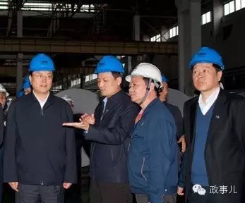 肖亚庆向张德江讲解