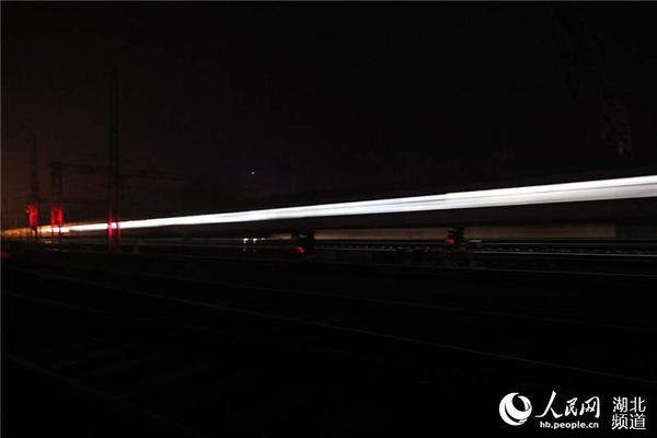 0：31分，由呼和浩特东开往福州的K1315次列车在孟庙站安全快速通过。（刘军民  摄）