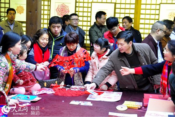 漳浦民间剪纸艺术受到榕城市民的喜爱。  吴隆重  摄