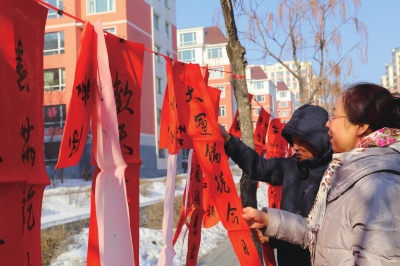市民正在欣赏挑选自己所喜爱的春联。