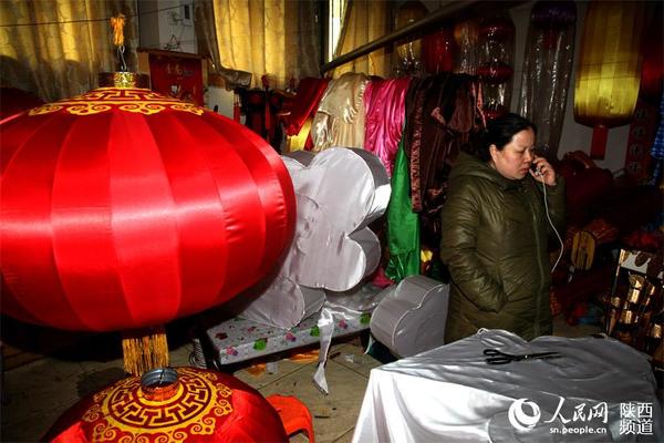 年底订单多了，呼延振元的女儿、女婿都会来帮忙，大女儿除了偶尔帮着做灯笼外，她的主要任务是找客户、谈价格、发货。杜旭涛 摄