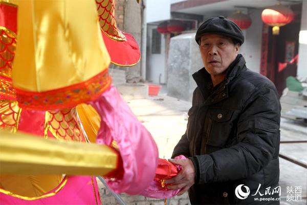 “三兆花灯有名气,人称花灯村。听说唐朝皇家年年在曲江池举办灯会,附近村庄也便有了以扎糊花灯庆典贺年的民俗活动,三兆村家家户户做花灯。”三兆村的灯笼可能就是从那时兴起的,一直延续至今。杜旭涛 摄