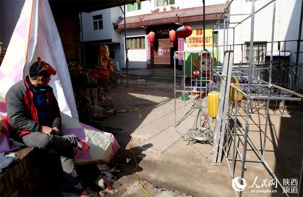 因为家里地方小，所以呼延振元每到年底订单多时，就把制灯的场所搬到门前的大棚下。冬天有时候天冷他得忙到凌晨一两点。 杜旭涛 摄