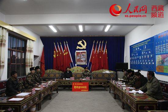 总队司令员宋宝善与阿里军地人员座谈。摄影 吕志峰