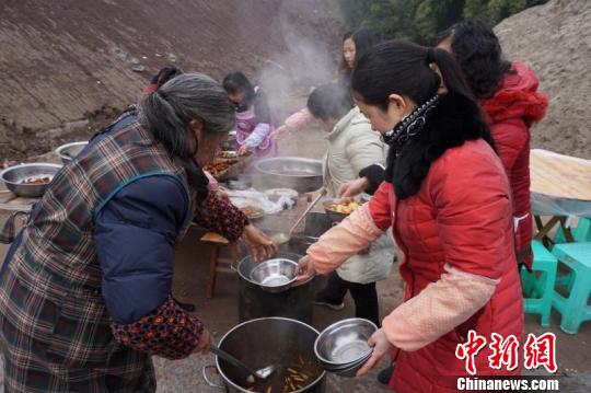 四合镇沱江村村民大家齐动手开心张罗团年饭。　郭飞 摄