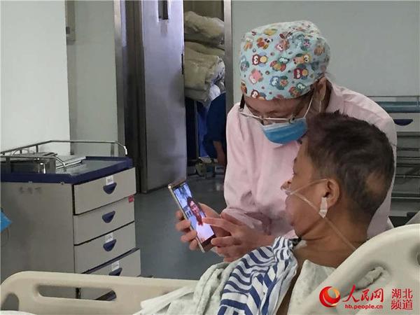 邓淑萍医生向患者董春花展示寻亲的微信