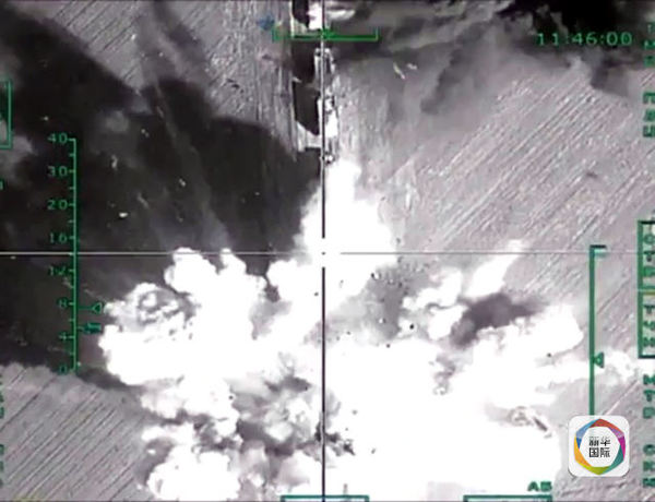 　　2月1日，俄空军战机袭击恐怖分子位于叙利亚阿勒颇省地区的弹药运输车队。（新华/卫星）