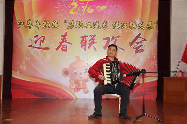 手风琴独奏《花儿与少年》诉说不老情怀
